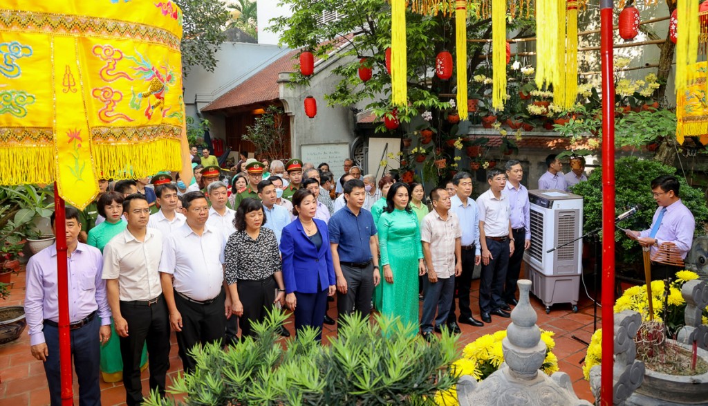 gày 17/5, lãnh đạo quận Hoàn Kiếm và nhân dân phường Cửa Đông đã tổ chức trang trọng lễ dâng hương đền thờ Hoả Thần.