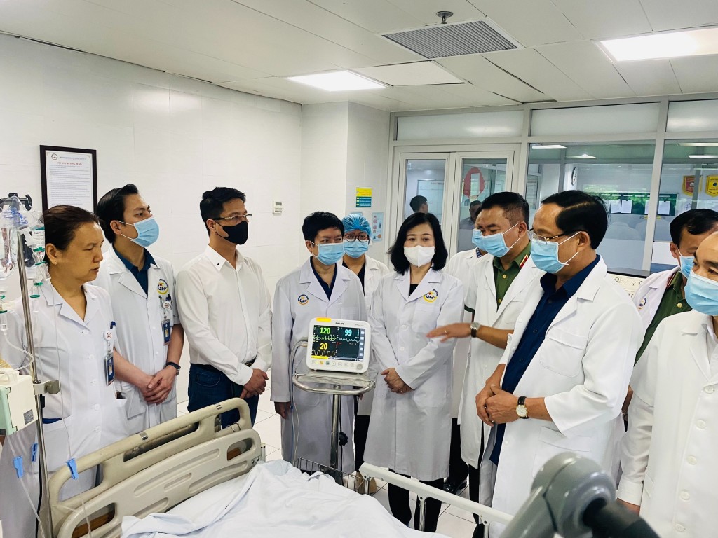 Phó Chủ tịch Quốc hội Trần Quang Phương và Bộ trưởng Bộ Y tế Đào Hồng Lan đến thăm, động viên các nạn nhân của vụ cháy nhà trọ đang điều trị tại Bệnh viện Giao thông vận tải.