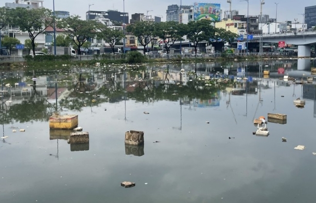 Kênh rạch TP HCM tràn ngập rác sau những ngày mưa