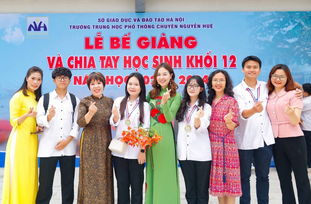 Học sinh lớp 12 Địa trường THPT chuyên Nguyễn Huệ cùng cô giáo chủ nhiệm, phụ huynh hạnh phúc trong lễ bế giảng năm học 2023 - 2024