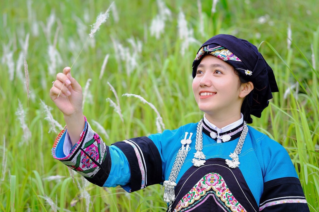 Cô gái Lồ Phà Tú Anh trong trang phục truyền thống của phụ nữ người dân tộc Bố Y