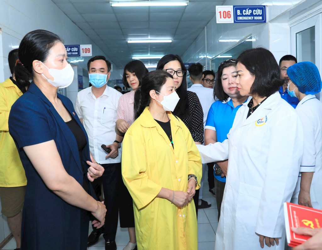 Phó Bí thư Thường trực Thành ủy Hà Nội Nguyễn Thị Tuyến thăm hỏi, động viên người thân của các nạn nhân đang điều trị tại Bệnh viện Giao thông vận tải. Ảnh: Quang Thái