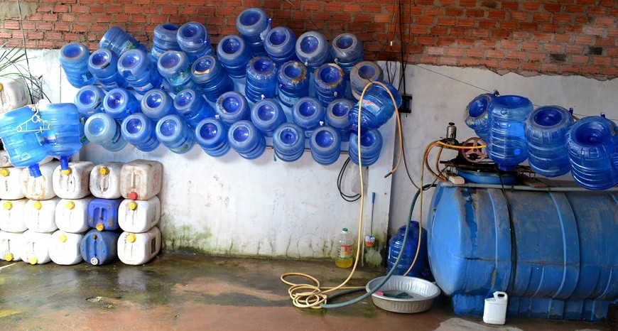 Vỏ bình tại nhiều cơ sở sản xuất nước đóng bình được bảo quản không hợp vệ sinh, dễ nhiễm khuẩn nguy hiểm