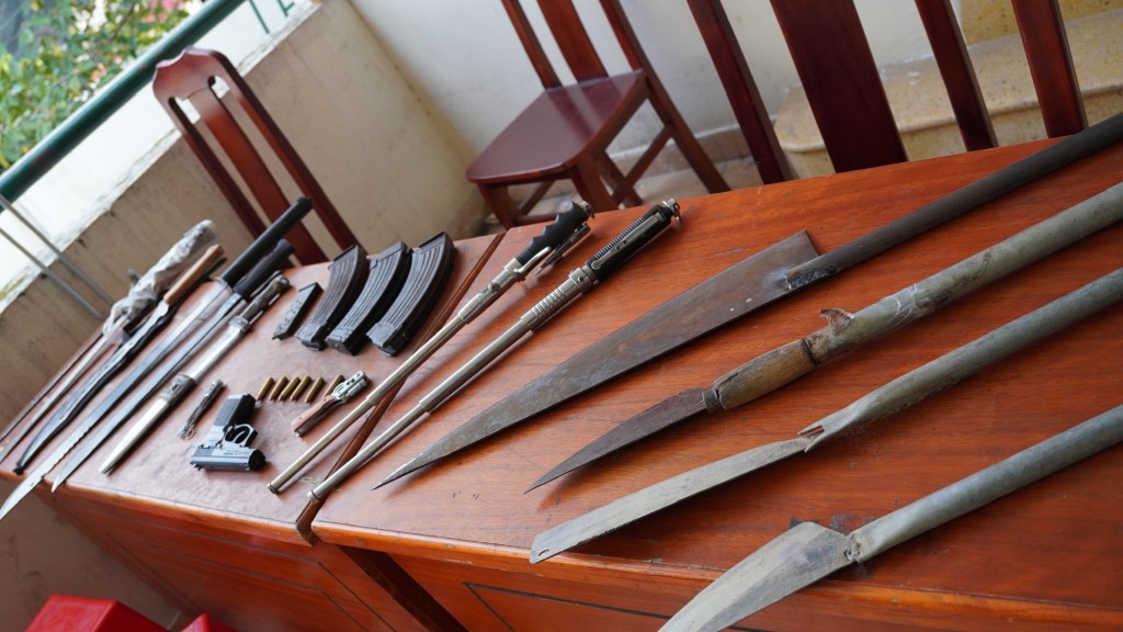 Nhiều loại vũ khí được người dân giao nộp