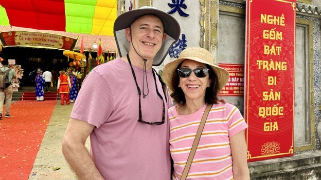 Ông Joe và bà Gayle Smithe thích thú khi hòa mình vào lễ hội Bát Tràng 2024