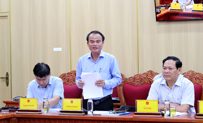 Giám đốc Sở GD&ĐT Nguyễn Ngọc Thái báo cáo tại cuộc họp (Ảnh: quangngai.gov.vn)
