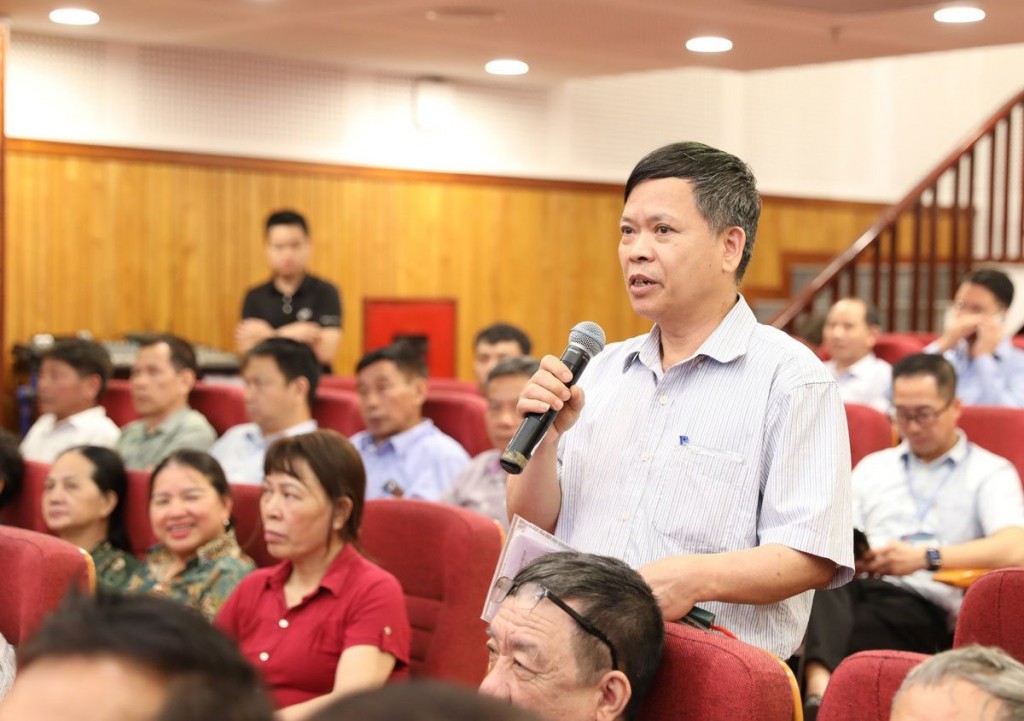 Cử tri quận Long Biên phát biểu ý kiến tại hội nghị tiếp xúc cử tri trước kỳ họp thứ bảy, Quốc hội khóa XV