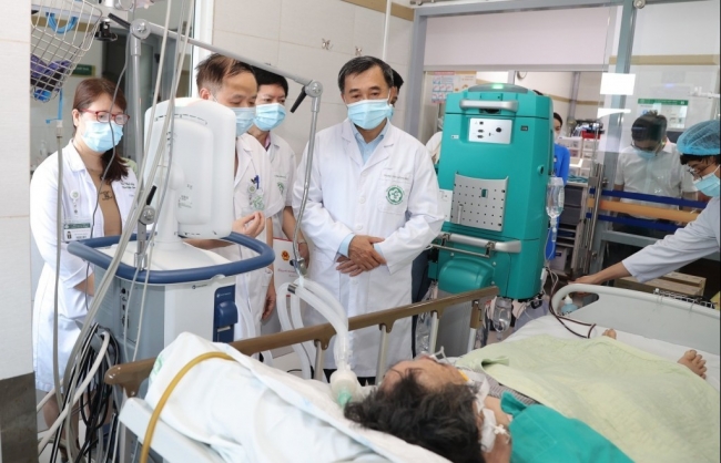Thứ trưởng Trần Văn Thuấn thăm bệnh nhân vụ cháy nhà trọ Trung Kính