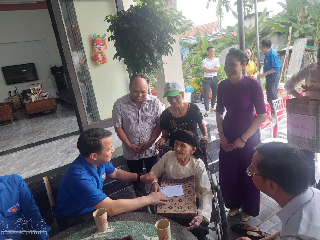 Trung ương Đoàn thăm và tặng quà mẹ Việt Nam anh hùng