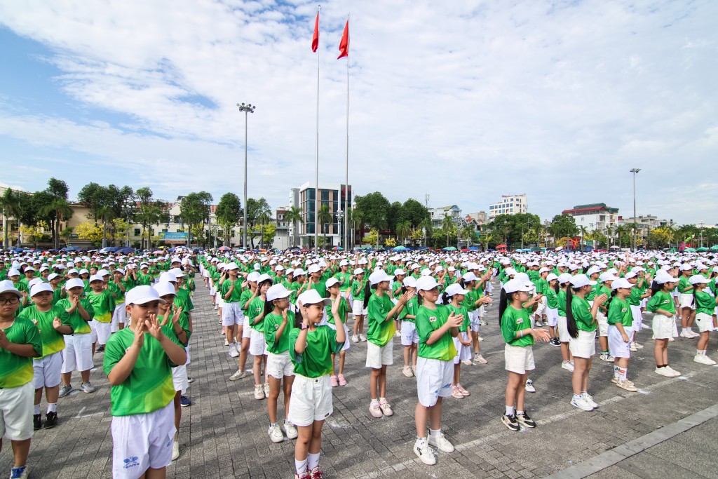 2. 8.000 thiếu nhi và cán bộ, hướng dẫn viên, vận động viên của tỉnh Thanh Hóa và hơn 30 tỉnh, thành phố trong cả nước đã có mặt tại Quảng trường Lam Sơn từ sáng sớm