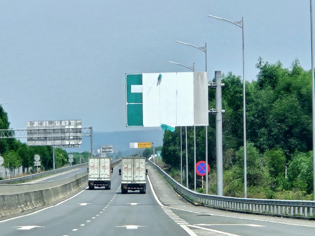 Biển chỉ dẫn trên đường cao tốc Đà Nẵng - Quảng Ngãi  bị rách, mất thông tin (Ảnh H.Quảng)