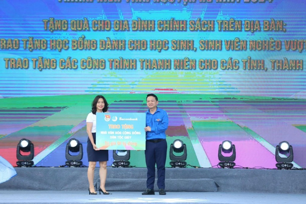 Bà Vũ Thị Thương Huyền - PGĐ phụ trách Sacombank CN Hải Phòng - trao biểu trưng 1 tỷ đồng ủng hộ xây dựng nhà văn hóa cộng đồng cho đồng bào dân tộc Giáy