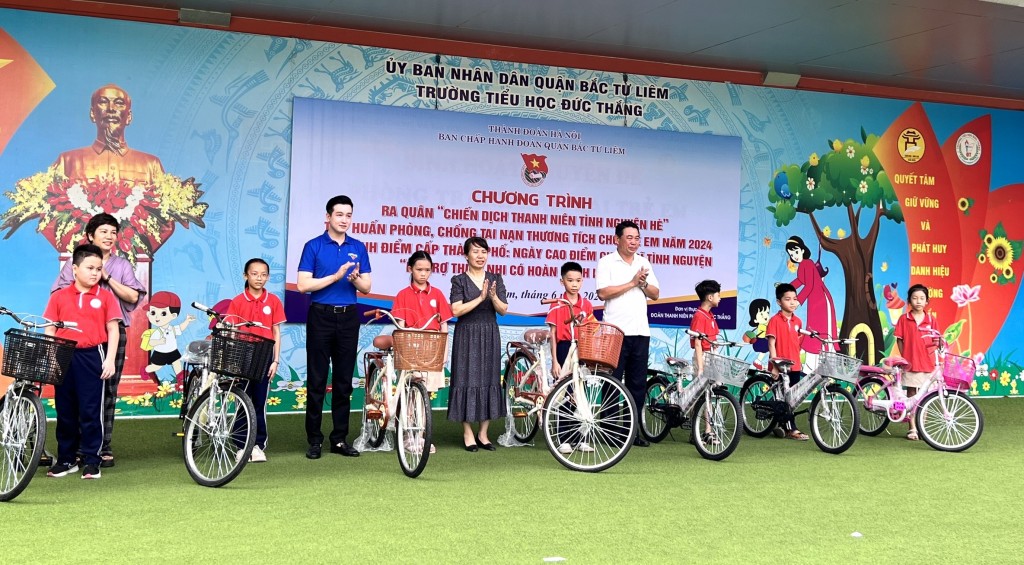 Các đồng chí lãnh đạo Thành đoàn Hà Nội, quận Bắc Từ Liêm trao quà tới học sinh
