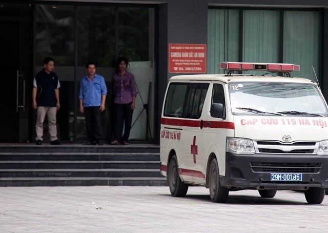  Xe cấp cứu 115 Hà Nội hoạt động tại một bệnh viện.