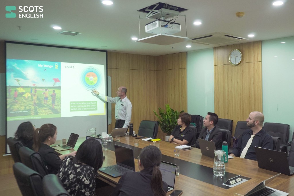 Ông Andrew Tiffany - Cố Vấn Học Thuật Cao Cấp của National Geographic Learning khu vực châu Á trong buổi trao đổi chuyên môn với các giáo viên tại Scots English