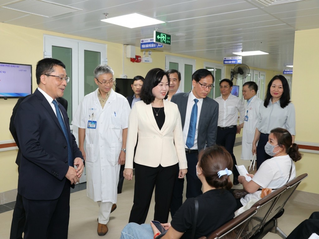 Bộ trưởng Bộ Y tế Đào Hồng Lan đã thị sát tại một số khoa phòng và hỏi thăm, trò chuyện với người dân đang chờ thăm khám tại cơ sở Quán Sứ của Bệnh viện K.