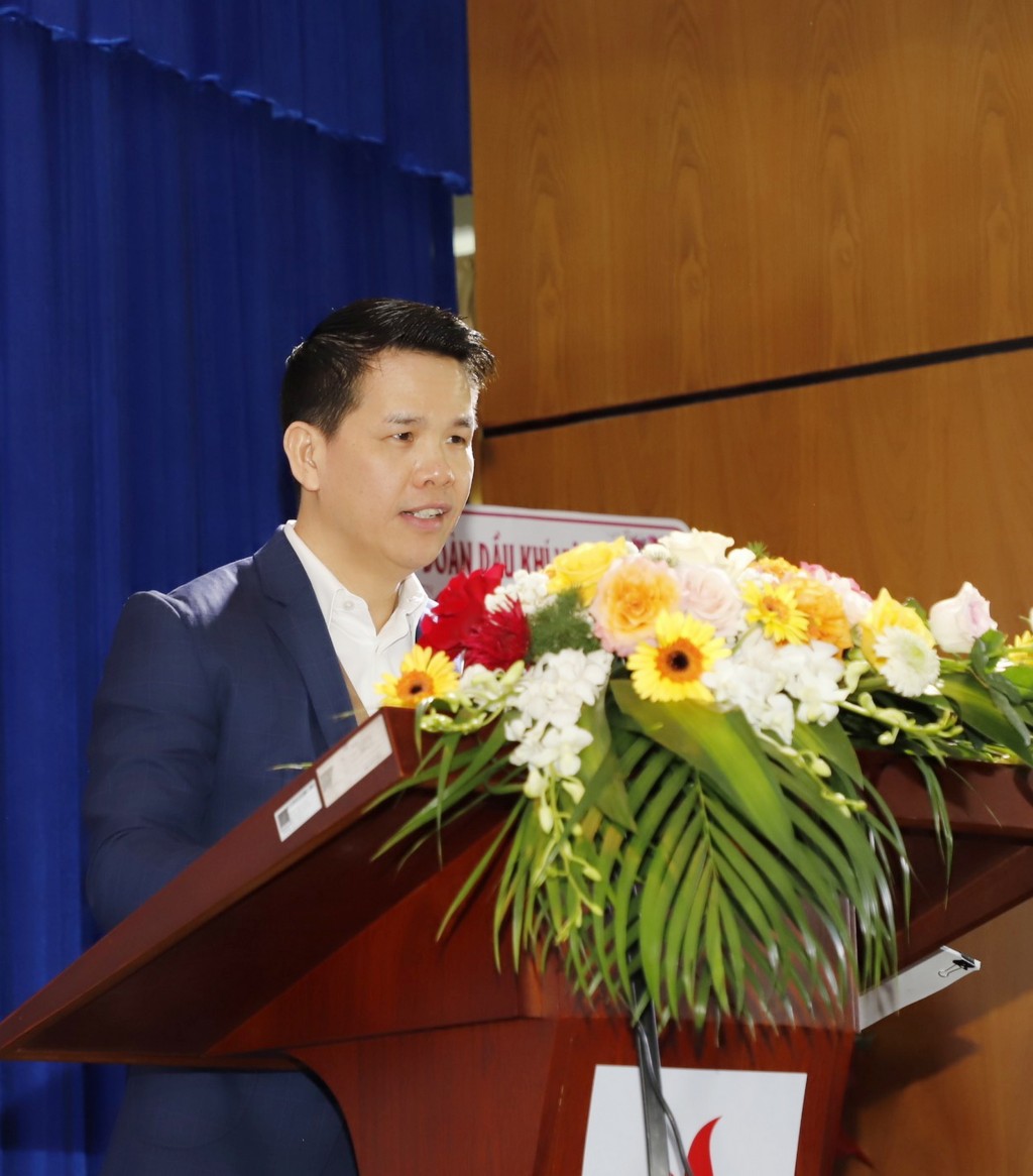 Tiến sĩ Phạm Văn Phong, Tổng Giám đốc PV GAS trình bày tham luận