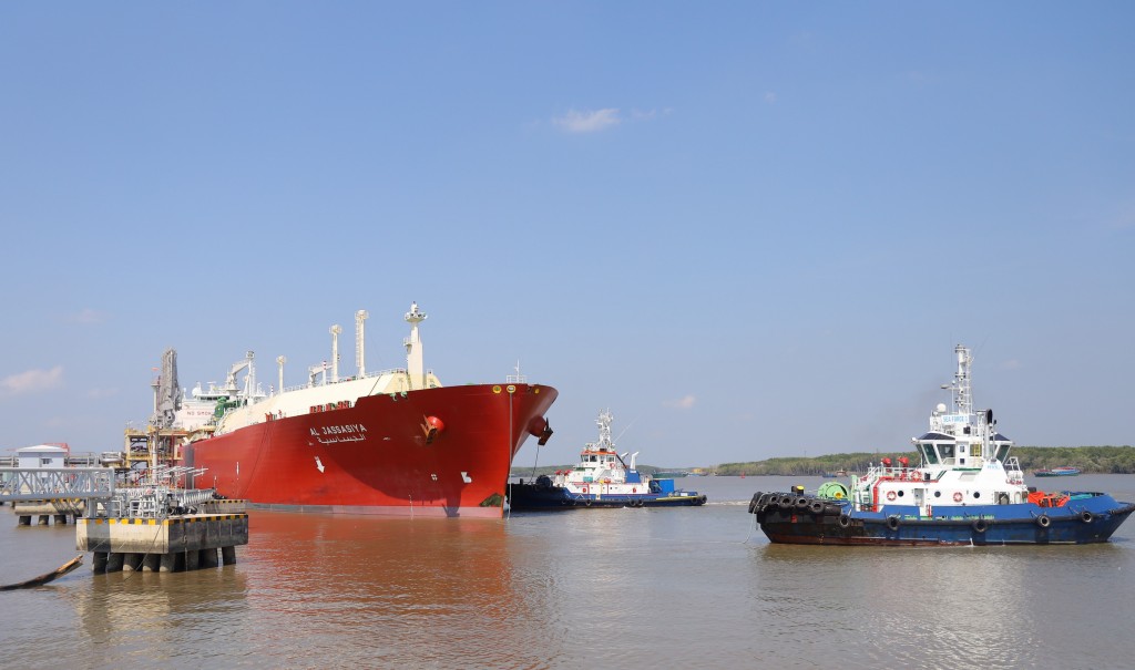 Công tác lai dắt - hướng dẫn tàu LNG cập/rời cảng