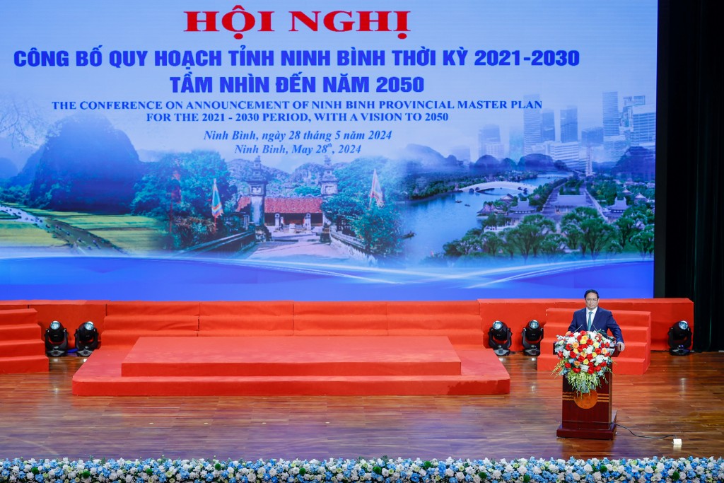 Thủ tướng nhấn mạnh, tỉnh Ninh Bình cần dựa vào công nghiệp và dịch vụ để bứt phá, chú trọng xây dựng giá trị thương hiệu di sản, du lịch - Ảnh: VGP/Nhật Bắc