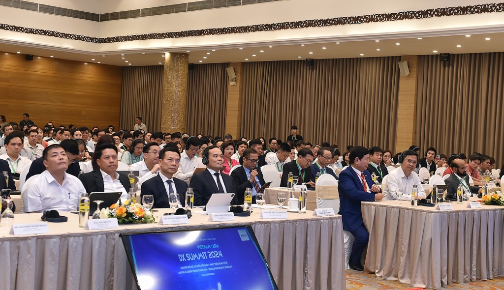 Phó Thủ tướng Trần Lưu Quang cùng các đại biểu tham dự Diễn đàn - Ảnh: VGP/Hải Minh