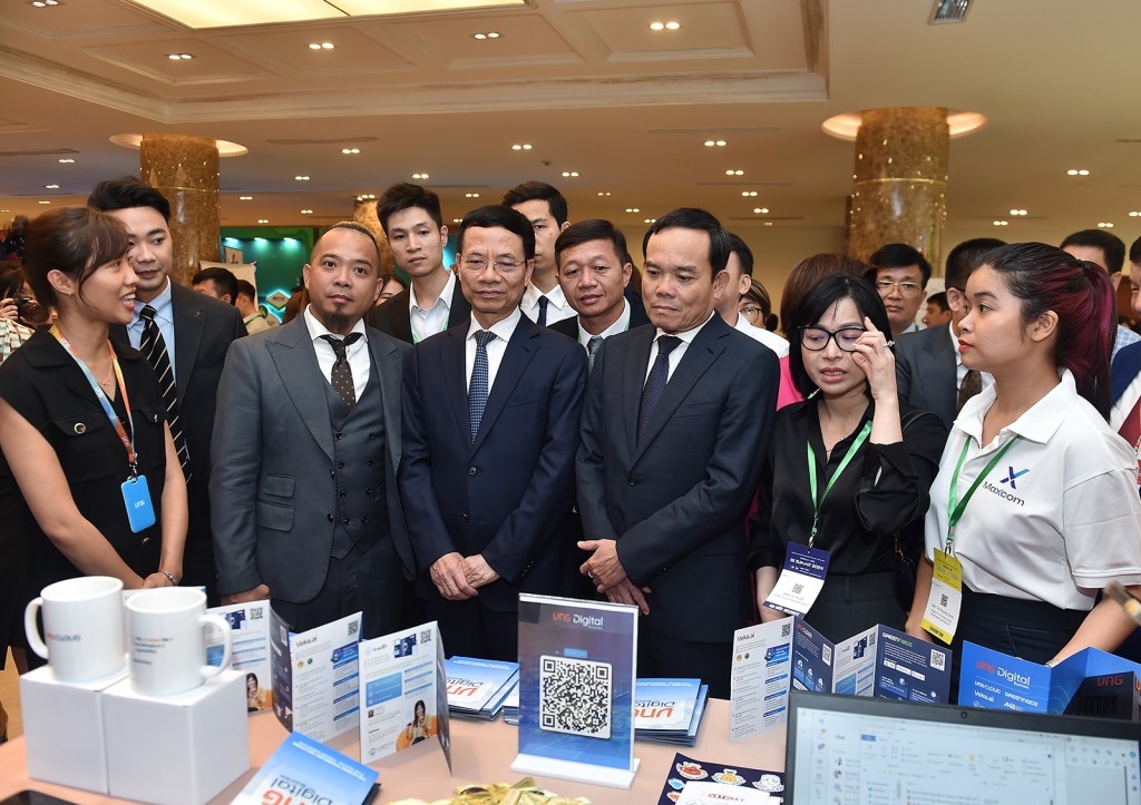Phó Thủ tướng Trần Lưu Quang tham quan triển lãm khi dự Diễn đàn Cấp cao Chuyển đổi số Việt Nam-châu Á 2024 - Ảnh: VGP/Hải Minh