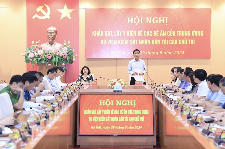 Phó Viện trưởng Viện Kiểm sát Nhân dân Tối cao Nguyễn Duy Giảng phát biểu tại hội nghị. Ảnh: Quang Thái