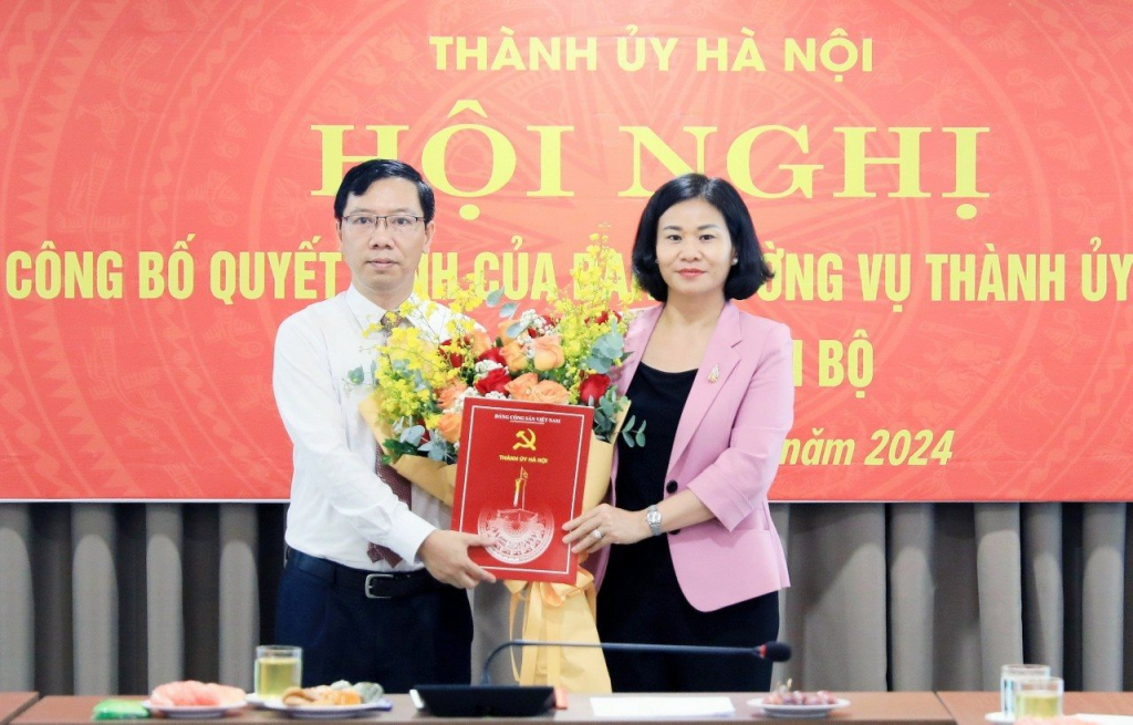 Phó Bí thư Thường trực Thành ủy Hà Nội Nguyễn Thị Tuyến trao Quyết định của Ban Thường vụ Thành uỷ Hà Nội và tặng hoa chúc mừng đồng chí Nguyễn Hoàng Sơn.