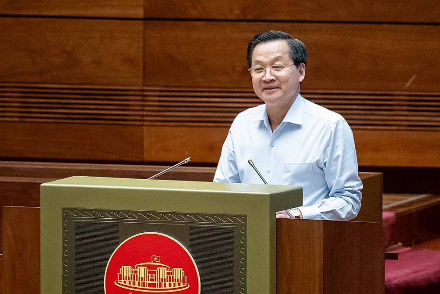 Phó Thủ Lê Minh Khái  phát biểu giải trình, làm rõ một số vấn đề đại biểu Quốc hội nêu tại phiên thảo luận