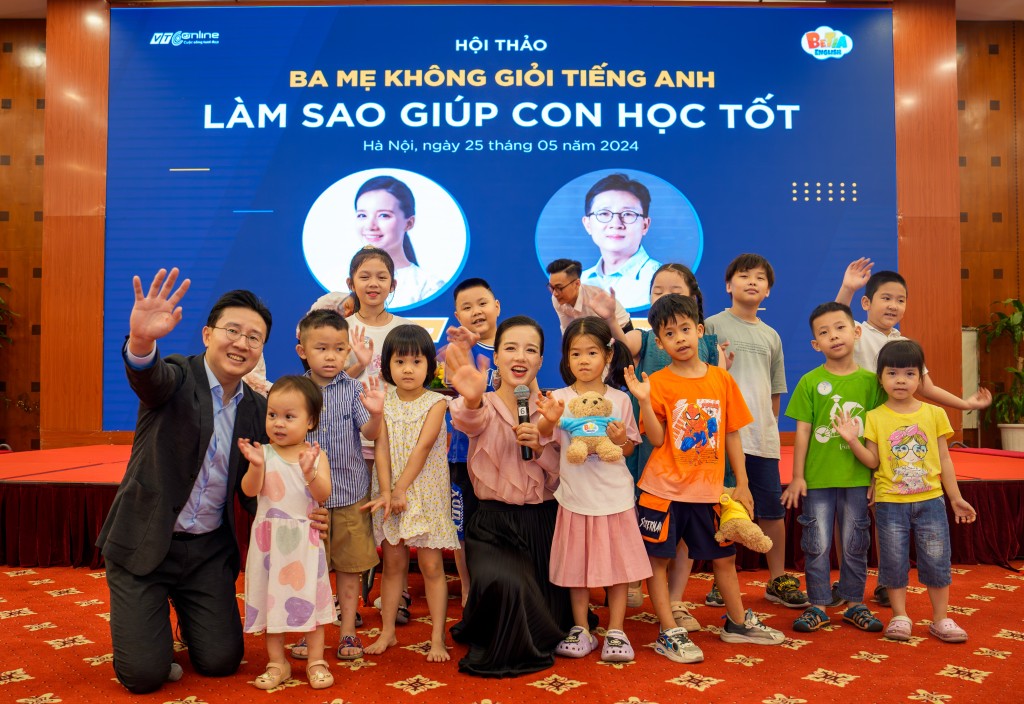 Các bé được giao lưu cùng 2 diễn giả tại Hội thảo “Ba mẹ không giỏi tiếng Anh, làm sao giúp con học tốt”