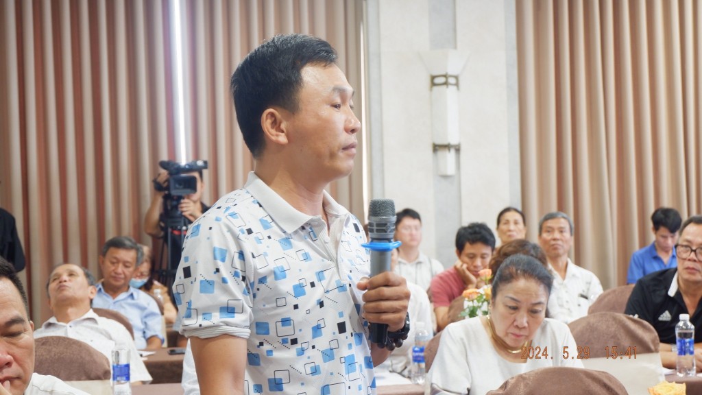 Ông Nguyễn Đình Nam khách hàng mua dự án Hera Complex Riverside đặt câu hỏi liên quan tới dự án với Hoàng Nhất Nam (Ảnh Đ.Minh)