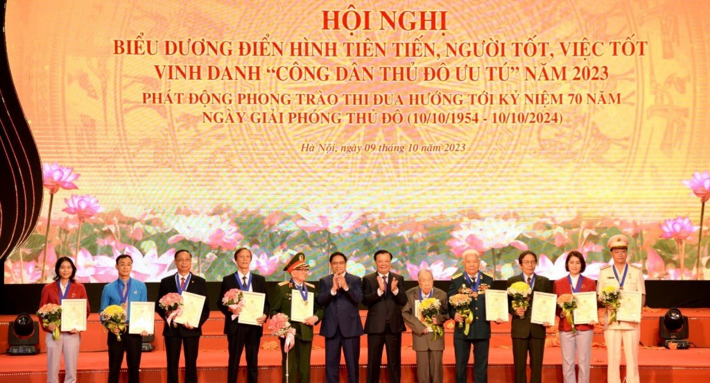 Thủ tướng Chính phủ Phạm Minh Chính và Bí thư Thành ủy Hà Nội Đinh Tiến Dũng trao tặng danh hiệu “Công dân Thủ đô ưu tú” năm 2023 cho 10 cá nhân