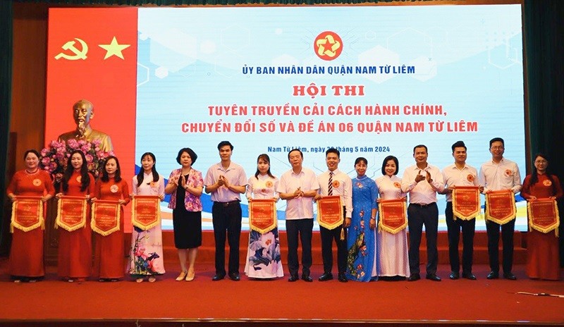 Các đồng chí lãnh đạo UBND quận Nam Từ Liêm trao cờ lưu niệm cho các đội tham dự hội thi