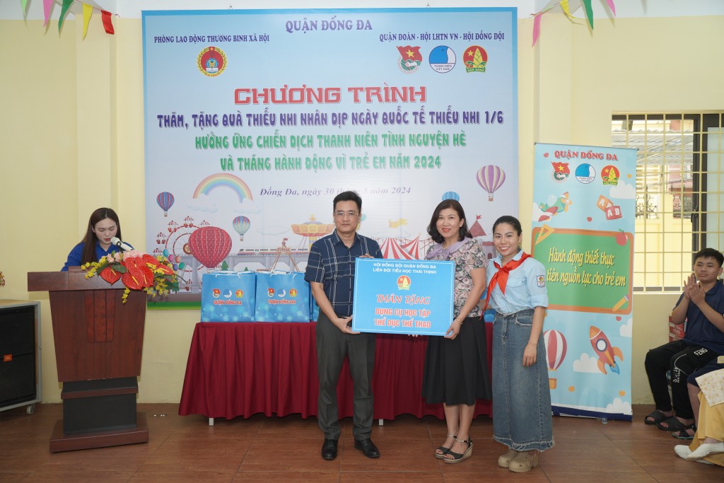 Liên đội trường Tiểu học Thái thịnh tặng dụng cụ học tập và thể dục thể thao tới các em thiếu nhi