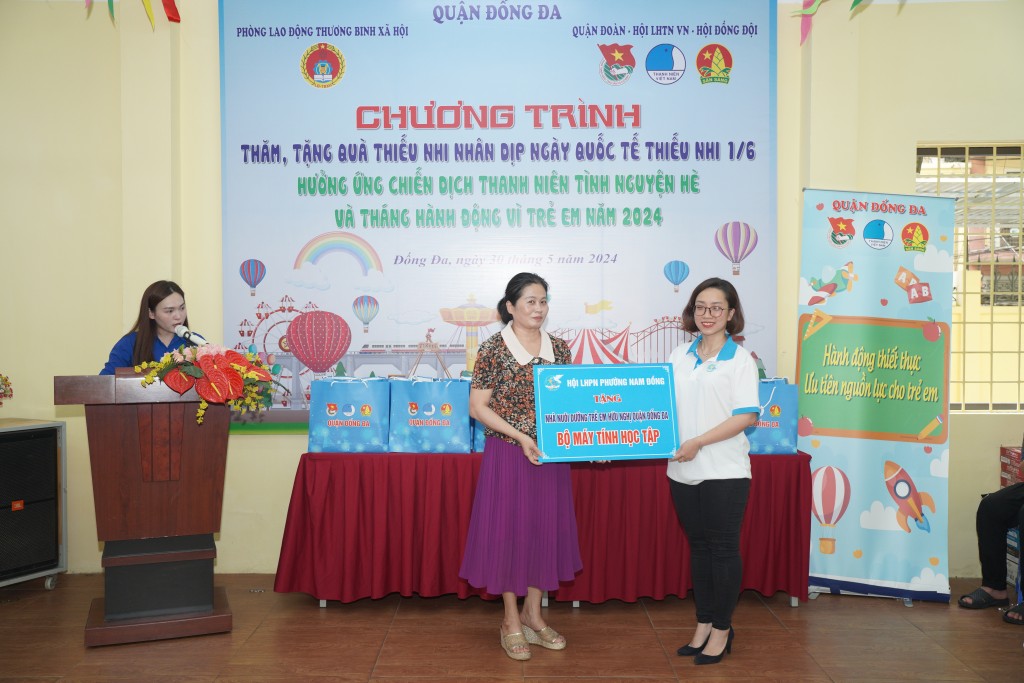 Hội Liên hiệp phụ nữ phường Nam Đồng tặng Nhà nuôi dưỡng trẻ em hữu nghị Đống Đa bộ máy tính học tập