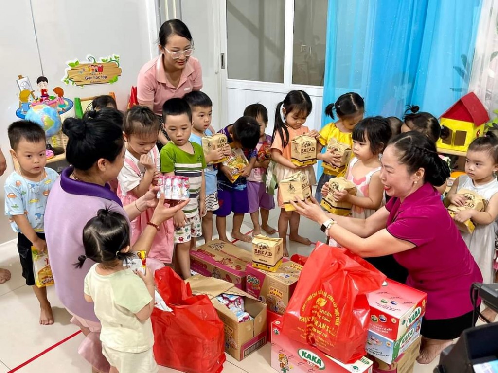 Đoàn công tác thăm, tặng quà Nhóm trẻ tại huyện Thủy Nguyên