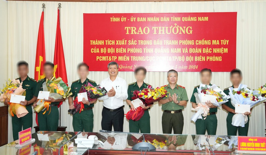 Phó Chủ tịch UBND tỉnh Quảng Nam Hồ Quang Bửu  khen thưởng 6 cá nhân có thành tích xuất sắc trong quá trình đấu tranh chuyên án ( Ảnh: Bộ đội Biên phòng tỉnh Quảng Nam)
