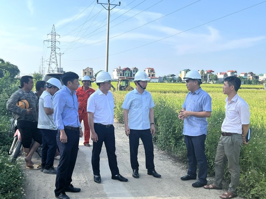 Ông Nguyễn Xuân Thắng - Thành viên HĐTV và ông Hoàng Minh Giang - Phó Tổng giám đốc EVNHANOI khảo sát hiện trường thi công.