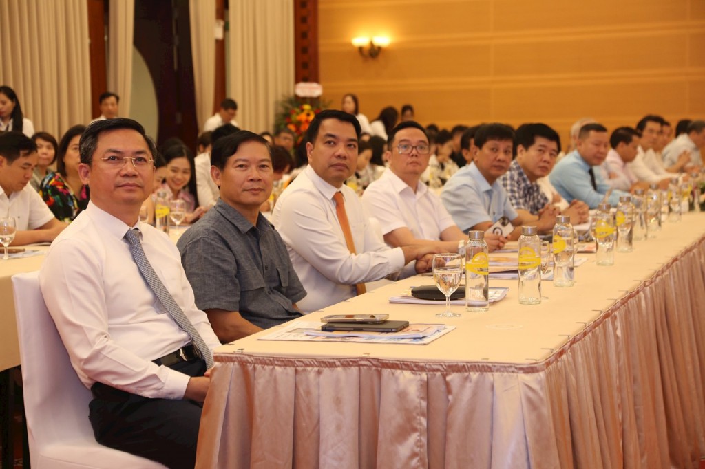 Các đồng chí lãnh đạo thành phố Hà Nội và đại biểu dự diễn đàn