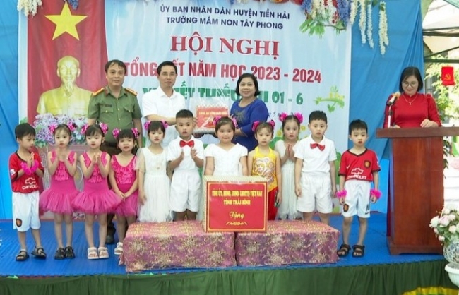 Công an tỉnh Thái Bình thăm, tặng quà trẻ em dịp Tết Thiếu nhi