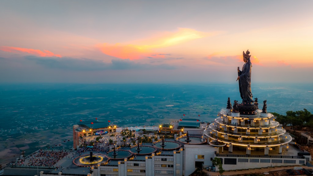 Đỉnh núi Bà Đen với tượng Phật Bà Tây Bổ Đà Sơn cao nhất châu Á. Ảnh: Sun World Ba Den Mountain
