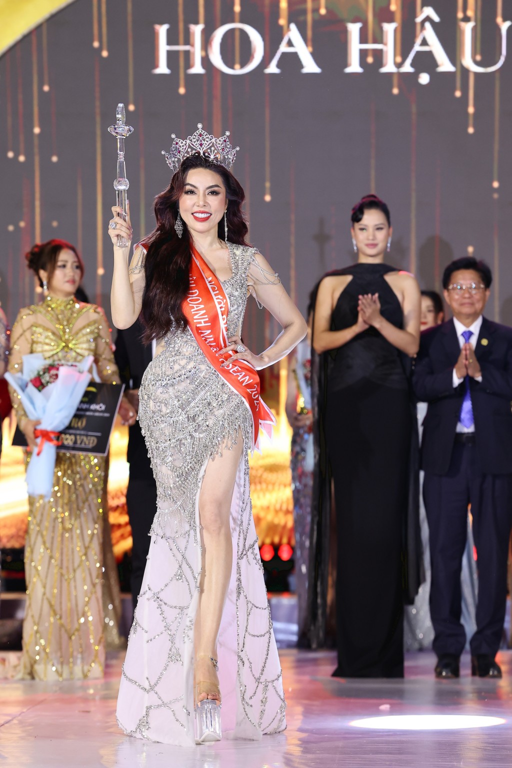 CEO Nghiêm Thị Huệ đăng quang Hoa hậu Doanh nhân Asean 2024