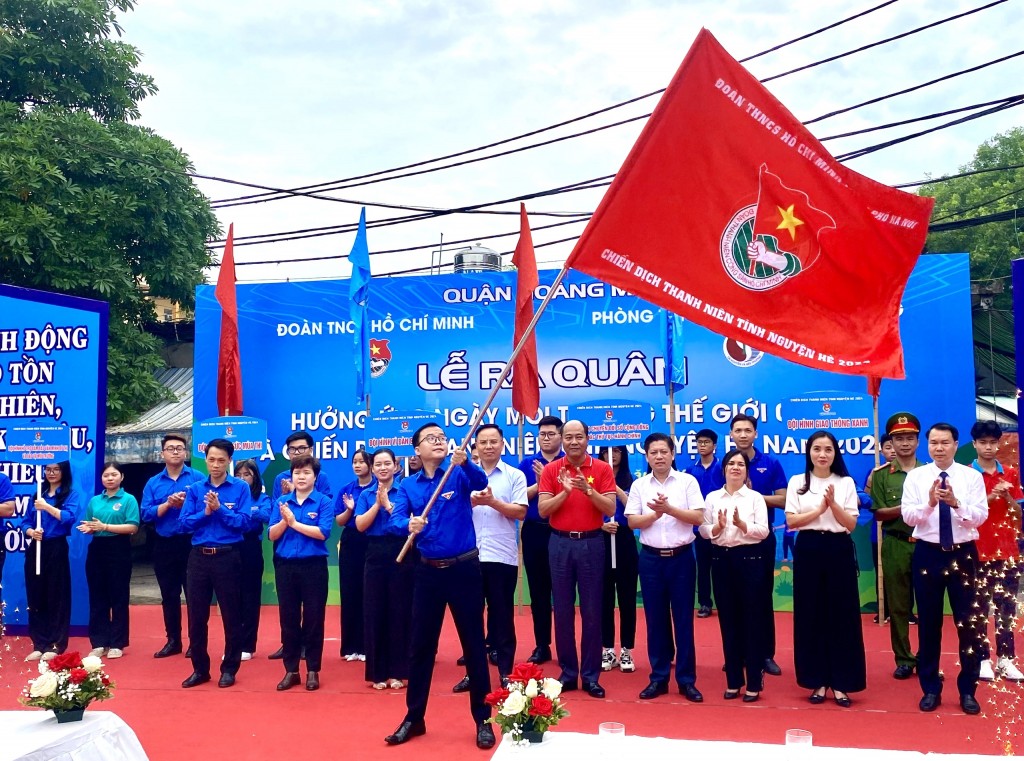 Các vị lãnh đạo quận Hoàng Mai cùng đoàn viên, thanh niên quận thực hiện nghi lễ ra quân chiến dịch Thanh niên tình nguyện hè