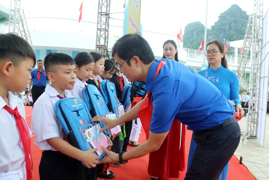 Đồng chí Bùi Quang Huy, Ủy viên Dự khuyết Trung ương Đảng, Bí thư thứ nhất Ban Chấp hành Trung ương Đoàn, trao học bổng cho các em thiếu nhi vượt khó vươn lên trong học tập trên địa bàn tỉnh.
