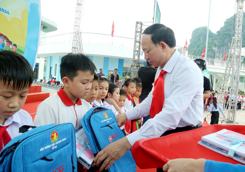 Đồng chí Nguyễn Xuân Ký, Ủy viên Trung ương Đảng, Bí thư Tỉnh ủy, Chủ tịch HĐND tỉnh, trao học bổng cho các em thiếu nhi vượt khó vươn lên trong học tập.