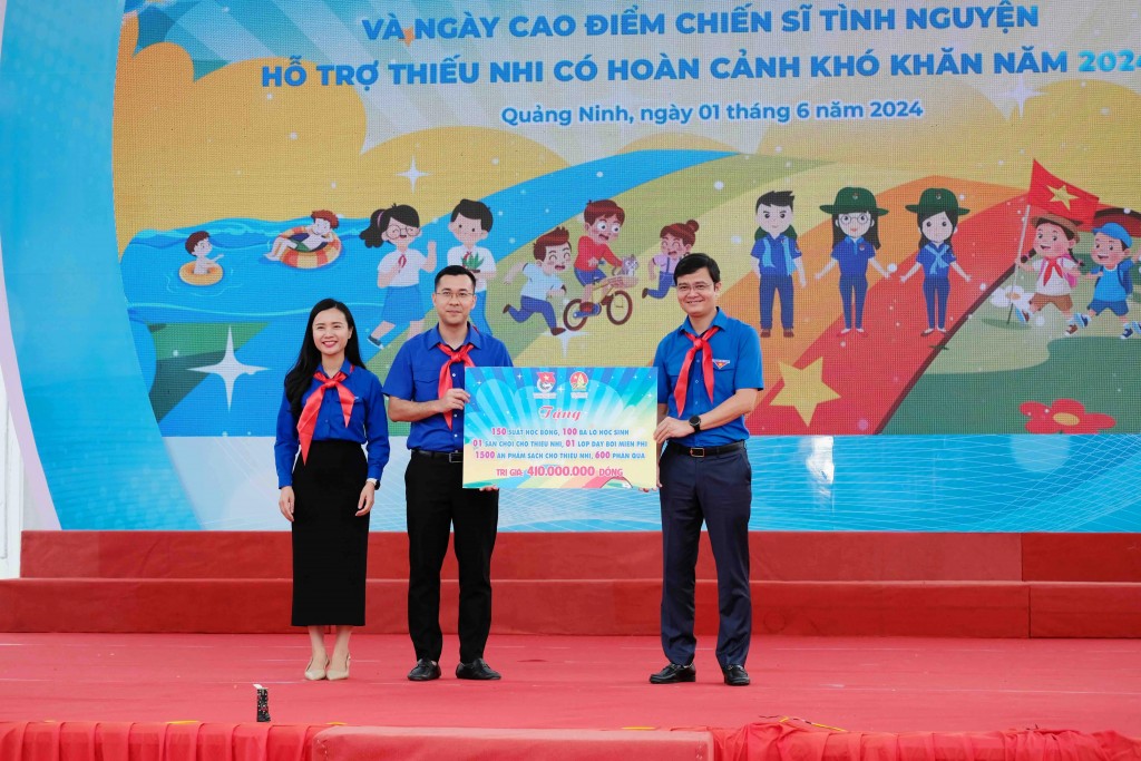 rung ương Đoàn, Hội đồng Đội Trung ương trao tặng những phần quà, công trình... cho thiếu nhi Quảng Ninh