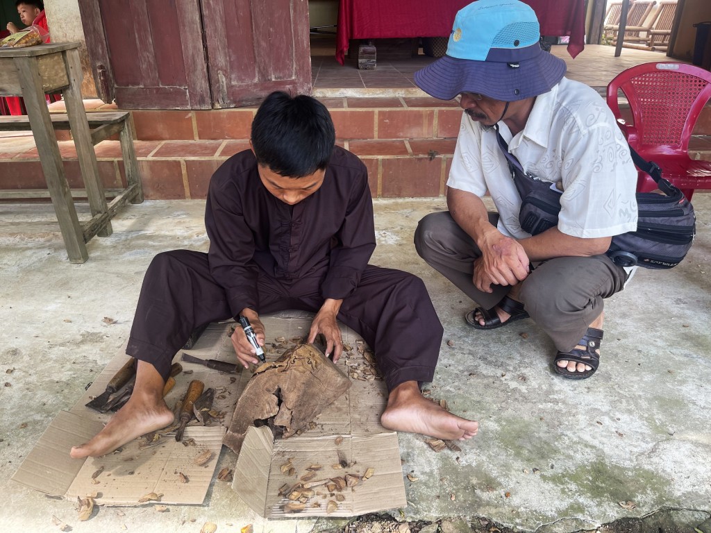 Du khách trải nghiệm làng mộc Kim Bồng