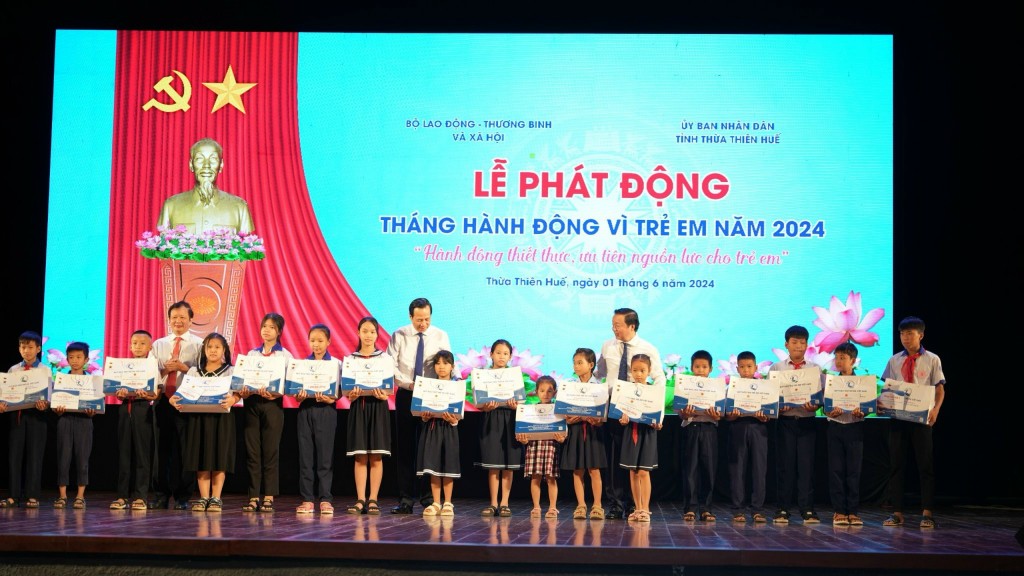 Phó Thủ tướng Trần Hồng Hà, Bộ trưởng Bộ Lao động - TB&XH Đào Ngọc Dung và Bí thư Tỉnh ủy Thừa Thiên - Huế Lê Trường Lưu trao quà cho một số trẻ em tiêu biểu tại lễ phát động