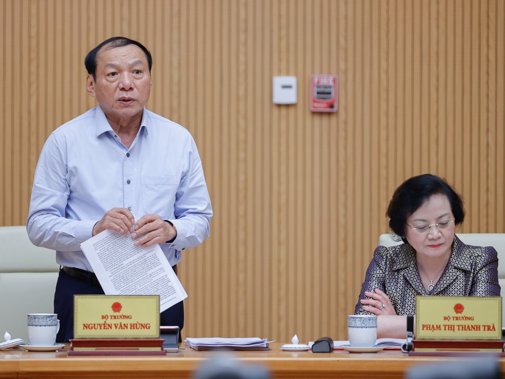 Bộ trưởng Bộ Văn hóa, Thể thao và Du lịch Nguyễn Văn Hùng phát biểu tại phiên họp - Ảnh: VGP/Nhật Bắc