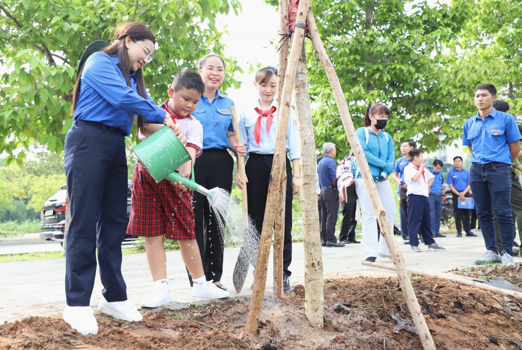 Bí thư Trung ương Đoàn cùng các em học sinh tưới cây