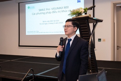 Ông Nguyễn Minh Thắng - Quản lý sản phẩm và ứng dụng ngành khúc xạ, Carl Zeiss Việt Nam chia sẻ tại hội thảo về phương pháp Smile Pro trên máy Visumax 800